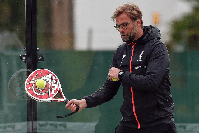 Liverpool coach Jurgen Klopp speelt padel