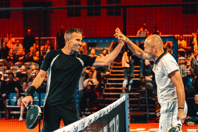 Robin van Persie en Arjen Robben op de padelbaan