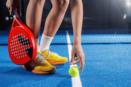 Mag je staan waar je wil tijdens een serve in padel?